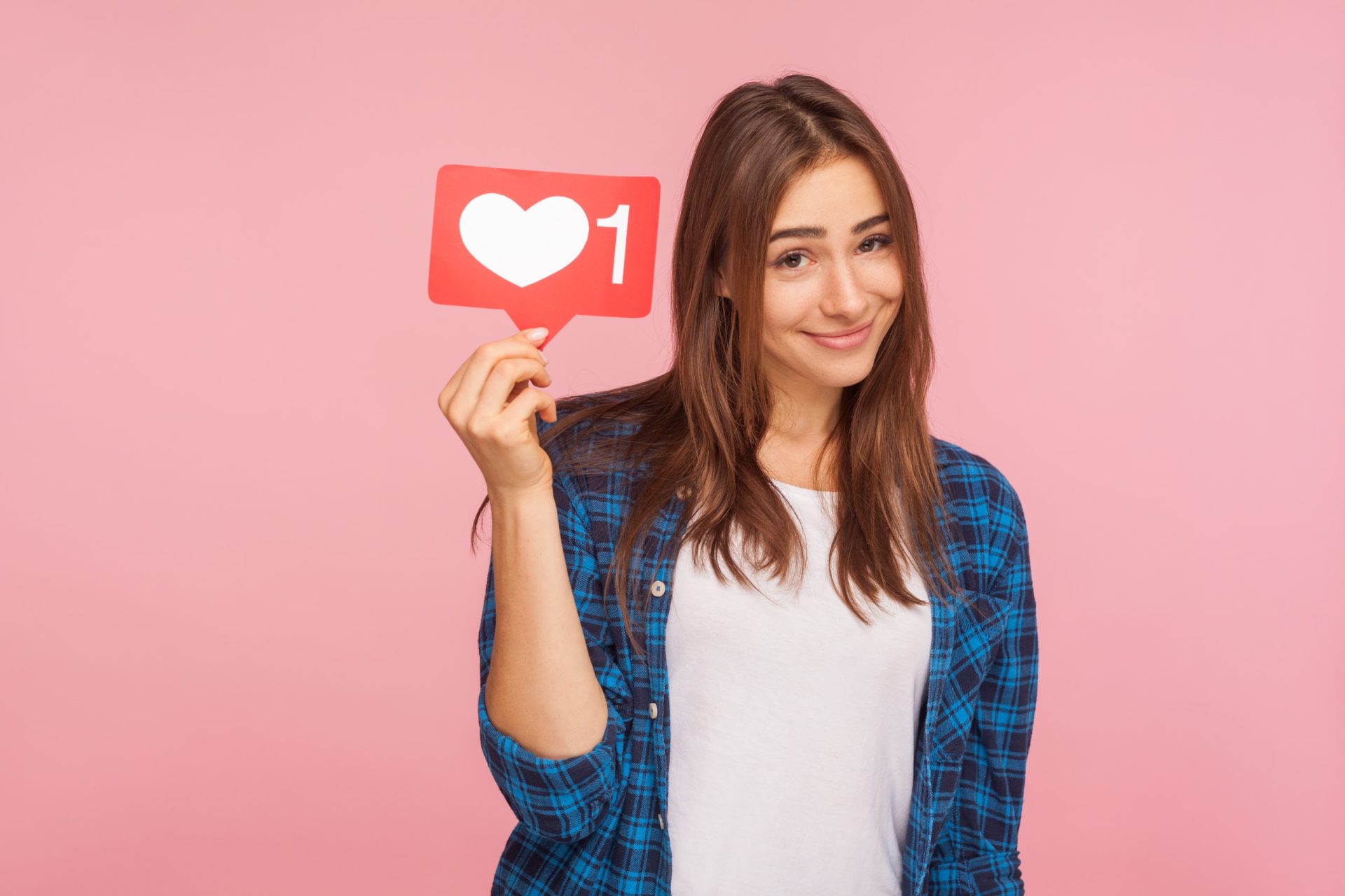 Chica con una tarjeta que simboliza un like