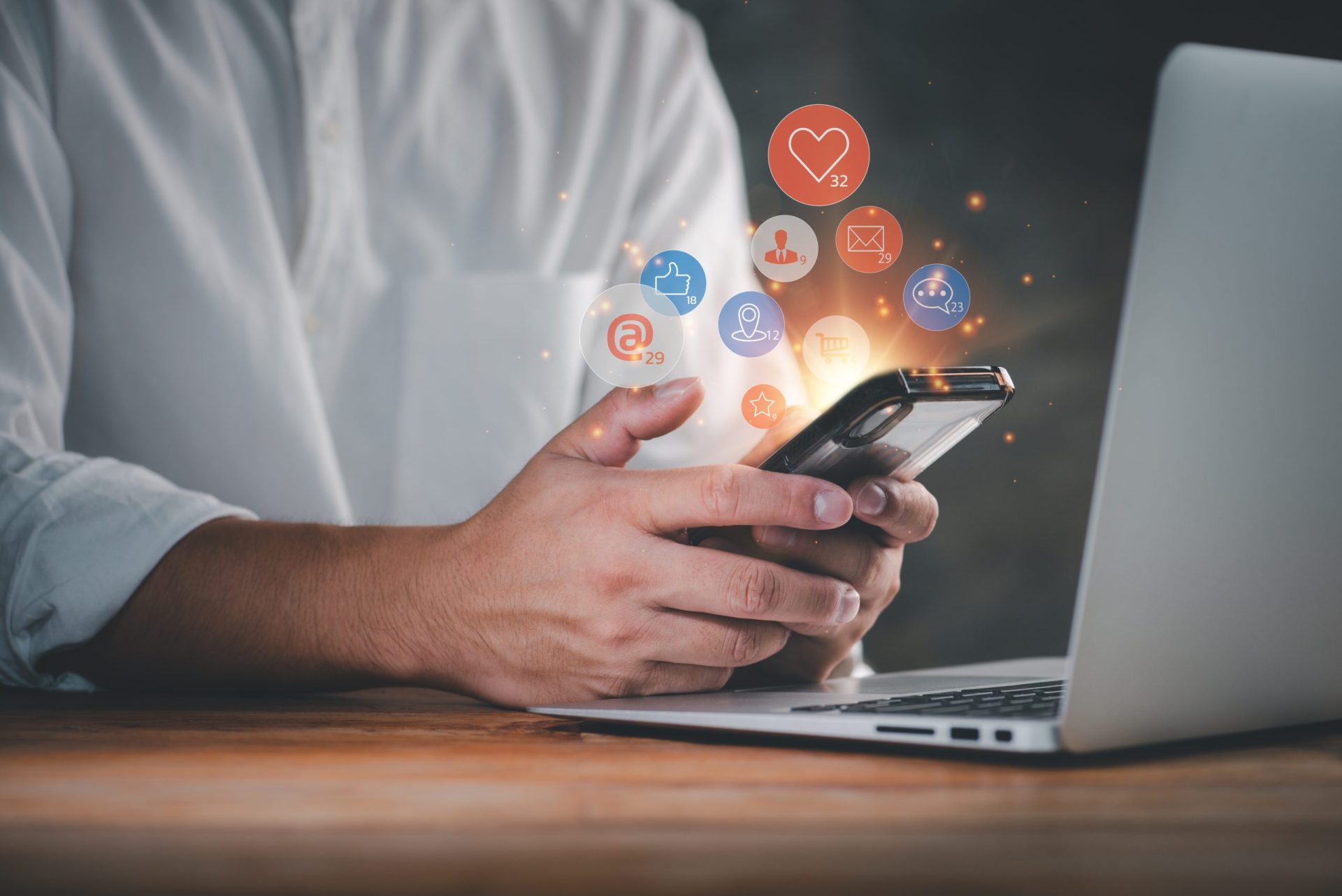 Usuario de redes sociales con smartphone y portátil